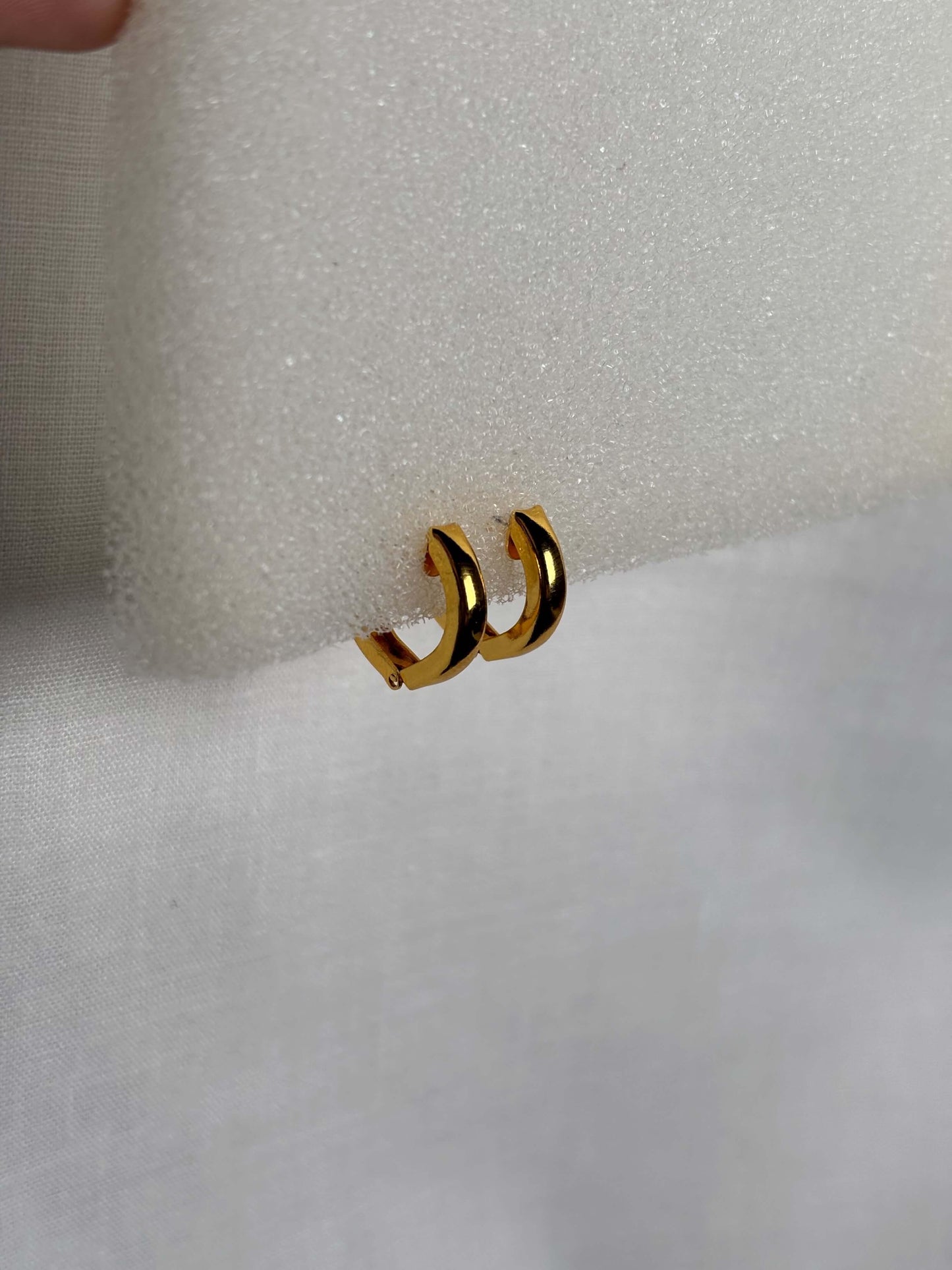 Radiant Ear Huggies - Curvy Jewels