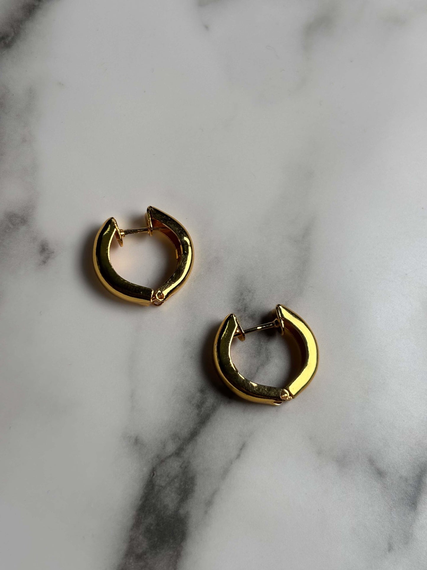Radiant Ear Huggies - Curvy Jewels