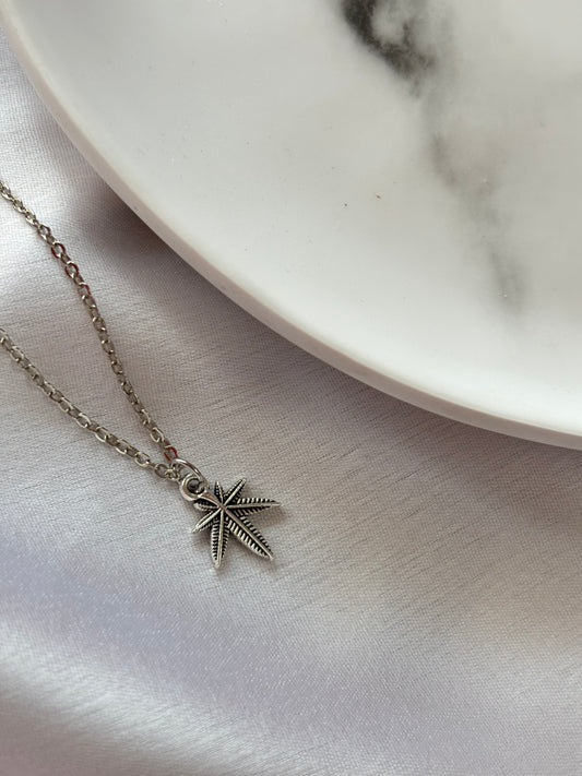 Leaf Necklace - Curvy Jewels